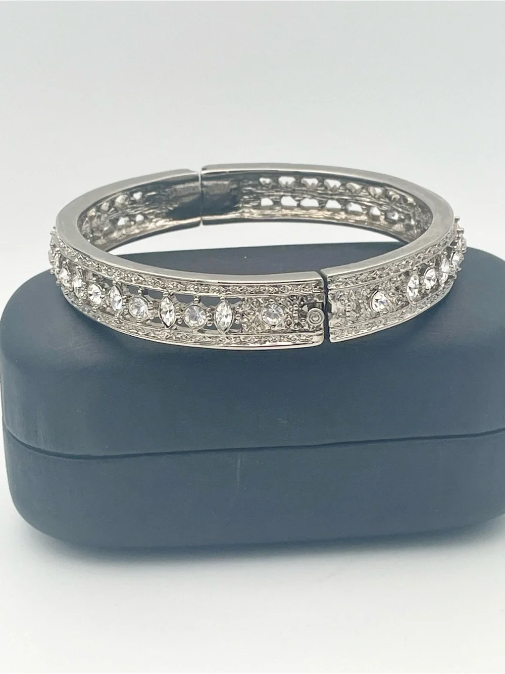 JBK Camron & Kross Silver Tone Hinged Bangle Bracelet. Size 8 inch